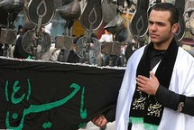 شاب ايراني داخل إحدى الحسينيات