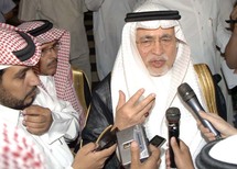 الدكتور عبد العزيز بن محيي الدين خوجة، وزير الثقافة والإعلام السعودي