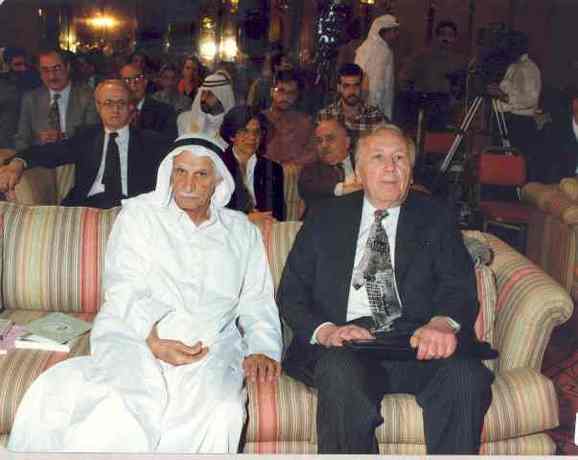 الشاعر الراحل سلطان العويس مؤسس الجائزة مع سلطان الشعراء نزار قباني الشاعر الراحل سلطان العويس مؤسس الجائزة مع سلطان الشعراء نزار قباني