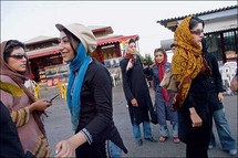 يسمح النظام الايراني للمرأة بقيادة السيارات والحافلات والشاحنات وركوب الدراجات النارية كرياضة فقط