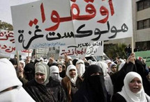 رددت المتظاهرات شعارات تطالب السلطات المصرية بوقف بناء الجدار رددت المتظاهرات شعارات تطالب السلطات المصرية بوقف بناء الجدار