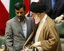 خامنئي ونجاد ....كيف السيطرة على مجتمع يوشك على الإفلات خامنئي ونجاد ....كيف السيطرة على مجتمع يوشك على الإفلات