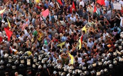 المحاصرون في ميدان التحرير يطالبون بفك الحصار عن غزة