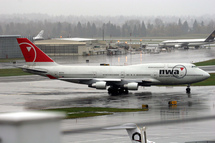 خوفا من محاولة ارهابية ثانية .. هبوط اضطراري لنورثوست ايرلاينز بسبب زينة مشبوهة