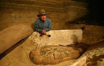 زاهي حواس داخل إحدى المقابر الفرعونية