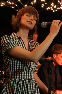 الممثلة  "لورا سميت" في حالة خطرة  بقسم طوارئ  "فال دوغراس" بعد محاولة أنتحار 