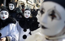 الأقنعة والأزياء التنكرية والمستفزون يتحدون حظر النقاب في النمسا