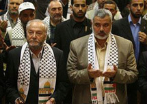 النائب جورج غالاوي مع رئيس الحكومة المقالة اسماعيل هنية