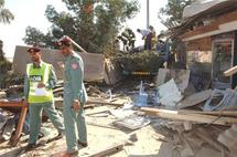 شرطة المرور الاماراتية تعاين موقع الحادث