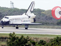 المكوك ديسكفري في لحظة هبوطه