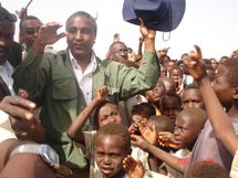 ياسر عرمان مع اطفال جنوب السودان