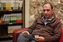 معن عبد السلام صاحب مكتبة