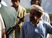 لا يفارق السلاح عادة رجال القبائل اليمنية