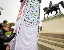 مئذنة من الورق المقوى ارتفاعها 10 أمتار