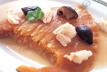 حساء زعانف القرش من الاطباق التقليدية في السنة الصينية الجديدة