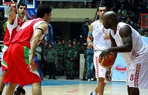 فريق مهرام الايراني لكرة السلة الذي يضم في صفوفه محترفين اميركيين