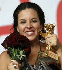 المخرجة البوسنية جاسميلا زبانيك الفائزة بالدب الذهبي