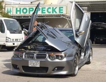 سيارة حديثة تستخدم في السباقات غير المرخصة في الكويت