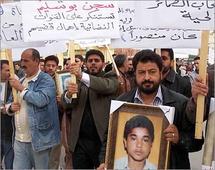 بعض اهالي المعتقلين يحتجون على استمرار اعتقال ذويهم بعض اهالي المعتقلين يحتجون على استمرار اعتقال ذويهم
