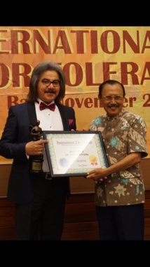 الكاتب والمخرج ناصر الظاهري يتسلم جوائز فيلمه الكاتب والمخرج ناصر الظاهري يتسلم جوائز فيلمه