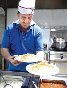 أكثر المأكولات العراقية شهرة الكباب وأنواع المرق التي تؤكل مع الرز والقوزي والبرياني