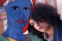 الفنانة الجزائرية فتيحة راحو المقيمة في باريس تقف امام احدى لوحاتها