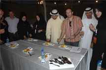 الذواقة ولجان التحكيم يجربون الاطباق المطهوة بلحوم الجمال والبانها