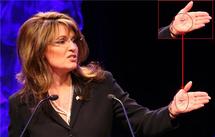 كف السيدة بايلن وعليه تظهر الكلمات التي كانت تغش منها اثناء الخطبة في ناشفيل