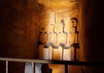 الشمس تتعامد على قدس أقداس معبد الدير البحري غرب الأقصر الشمس تتعامد على قدس أقداس معبد الدير البحري غرب الأقصر