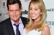 تشارلي شين  وخطيبته