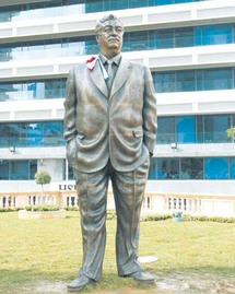 تمثال ضخم للحريري مكان الدمار الذي خلفه الانفجار الذي أودى بحياته