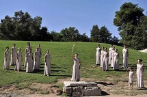 فتاة تحمل شعلة الاولمبياد الشتوي