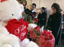 عراقيون في محل لبيع الهدايا الخاصة بعيد الحب