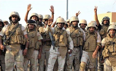 جنود سعوديون يلوحون بعلامة النصر جنود سعوديون يلوحون بعلامة النصر