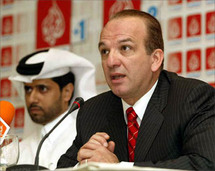 أيمن جاده وعن يمينه ناصر الخليفي المدير العام للجزيرة الرياضية