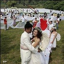 عروس صينية نحتفل بزواجها باطول فستان زفاف في العالم