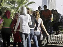 معاكسات وتحرش بالبنات على قارعة الطريق معاكسات وتحرش بالبنات على قارعة الطريق