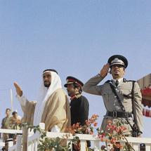 الشيخ مبارك يؤدي التحية باللباس الرسمي