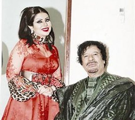 الامام المجاهد ضد السويسريين مع المذيعة الكويتية حليمة بولند الامام المجاهد ضد السويسريين مع المذيعة الكويتية حليمة بولند