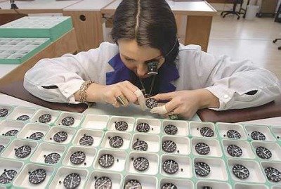 يعمل صانعو الساعات بمهارة جراح المخ لتركيب الأجزاء المتناهية الصغر والبالغة التعقيد يعمل صانعو الساعات بمهارة جراح المخ لتركيب الأجزاء المتناهية الصغر والبالغة التعقيد