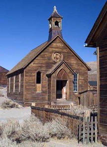 كنيسة صمدت أمام قسوة المناخ في بلدة بوادي إحدى بلدات الأشباح شرق سان فرانسيسكو