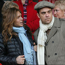 المغني البريطاني روبي ويليامز وخطيبته عايدة فيلد