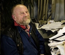 الرسام الدينماركي الذي رسم الرسوم الكاريكاتورية التي تسخر من النبي محمد (ص)