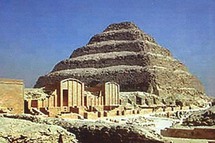 هرم سقارة حيث عثر جنوبه على بقايا هرم الملكة وتابوتها هرم سقارة حيث عثر جنوبه على بقايا هرم الملكة وتابوتها