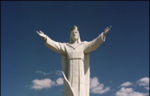 تمثال ضخم للمسيح يجذب السياح لبلدة بولندية صغيرة تمثال ضخم للمسيح يجذب السياح لبلدة بولندية صغيرة