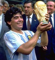 مارادونا يحمل كأس العالم - أرشيف مارادونا يحمل كأس العالم - أرشيف