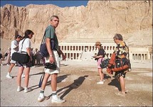 سياح ألمان قرب معبد الكرنك في الأقصر