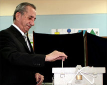 تاسوس دوبولوس الرئيس القبرصي الاسبق يصوت لنفسه قبل وفاته - ارشيف