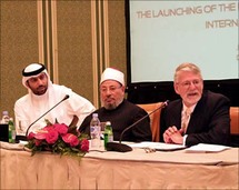 الشيخ القرضاوي يتوسط باري أوسبورن (يمين) ورئيس مؤسسة النور أحمد الهاشمي