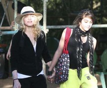 مادونا مع ابنتها المراهقة لورديس